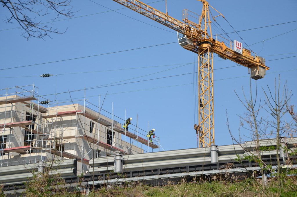 Einsatz BF Koeln Kran beruehrt Oberleitung DB Koeln Gremberg Taunusstr P165.JPG